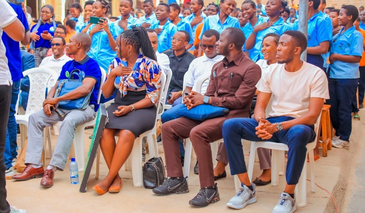 Group photo with Muhanga students